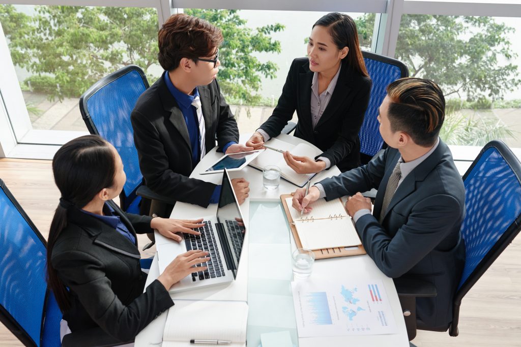 vietnamese white collar workers focused work