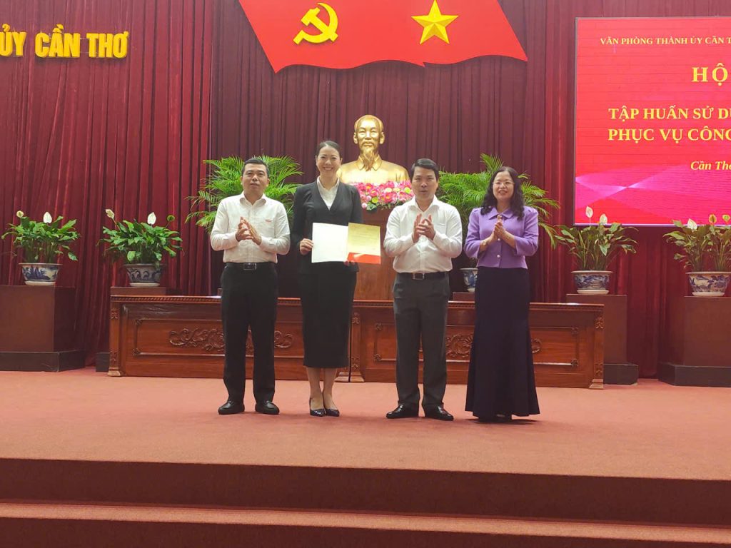 Ngày 26/9/2026, Hệ Thống Đào Tạo Doanh Nghiệp cùng Văn phòng Thành ủy Cần Thơ tổ chức hội nghị tập huấn sử dụng các công cụ AI phục vụ công tác chuyên môn, với sự tham gia của gần 300 cán bộ, công chức, viên chức thuộc các cơ quan tham mưu, giúp việc Thành ủy và đơn vị sự nghiệp trực thuộc. Chương trình có sự tham dự của ông Nguyễn Thiện Nhơn, Ủy viên Ban Thường vụ, Trưởng Ban Tổ chức Thành ủy cùng lãnh đạo Văn phòng Thành ủy và các Ban xây dựng Đảng Thành ủy.