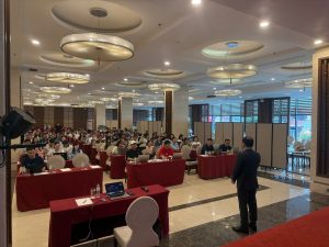 Khóa tập huấn AI tại VS Industry Việt Nam do Chuyên Gia Bùi Quang Hiếu triển khai là một hoạt động hướng đến việc đưa trí tuệ nhân tạo vào các công việc thực tế của doanh nghiệp. Thay vì chỉ tìm hiểu lý thuyết, chương trình tập trung vào cách sử dụng AI trong công việc hằng ngày. Đây cũng là hướng tiếp cận phù hợp với nhu cầu chuyển đổi số hiện nay. Nhân sự có thể từng bước ứng dụng AI để xử lý thông tin, phân tích dữ liệu và xây dựng nội dung phục vụ công việc.