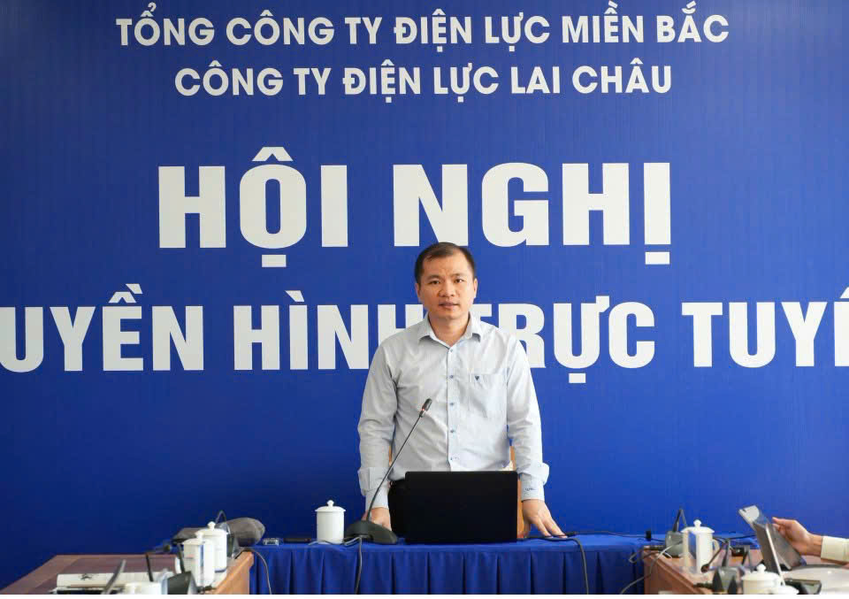 Trong hai ngày 06–07/10/2026, Công ty Điện lực Lai Châu tổ chức chương trình đào tạo “Ứng dụng AI trong ngành Điện và ứng dụng thực tiễn tại Công ty Điện lực Lai Châu”. Chương trình có sự tham gia của Ban lãnh đạo Công ty và gần 200 cán bộ, nhân viên. Hình thức đào tạo trực tiếp kết hợp trực tuyến giúp kết nối các phòng, ban và đơn vị trực thuộc. Trực tiếp giảng dạy chương trình là Chuyên gia Bùi Quang Hiếu. Nội dung được thiết kế theo hướng thực hành, gắn kiến thức AI với nhu cầu quản lý, điều hành và xử lý công việc chuyên môn.
