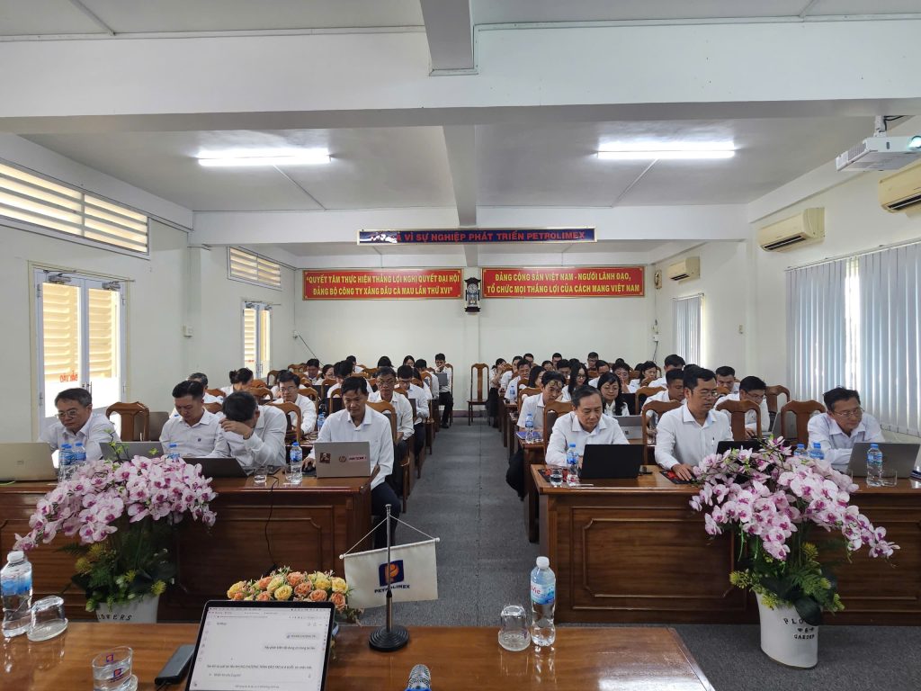 Chương trình đào tạo AI tại Petrolimex Cà Mau cùng Chuyên gia Bùi Quang Hiếu hướng đến cách tiếp cận thực tế: không chỉ tìm hiểu công cụ mà còn tập trung vào khả năng đưa AI vào công việc hằng ngày. Đây là cơ hội để đội ngũ Petrolimex Cà Mau tiếp cận phương pháp làm việc mới, từng bước nâng cao kỹ năng số và chủ động thích ứng với sự phát triển của công nghệ.