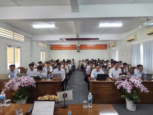 Chương trình đào tạo AI tại Petrolimex Cà Mau cùng Chuyên gia Bùi Quang Hiếu hướng đến cách tiếp cận thực tế: không chỉ tìm hiểu công cụ mà còn tập trung vào khả năng đưa AI vào công việc hằng ngày. Đây là cơ hội để đội ngũ Petrolimex Cà Mau tiếp cận phương pháp làm việc mới, từng bước nâng cao kỹ năng số và chủ động thích ứng với sự phát triển của công nghệ.
