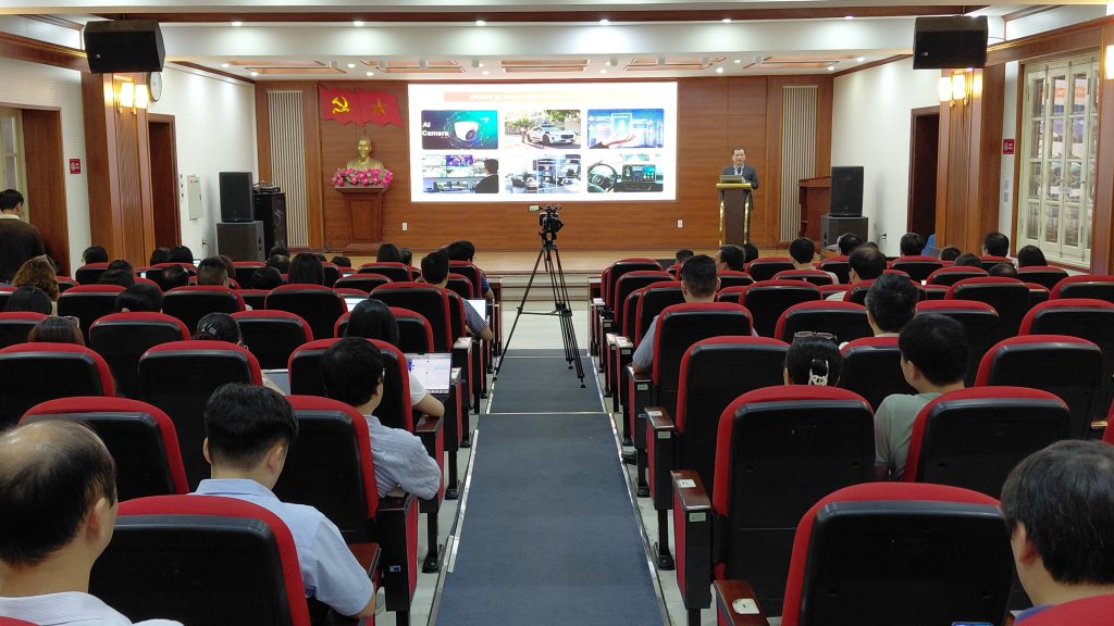 Chương trình đào tạo AI tại Đại Học Thủy Lợi cùng Chuyên gia Bùi Quang Hiếu hướng đến việc giúp người học tiếp cận trí tuệ nhân tạo theo hướng thực tiễn. Trọng tâm là tìm hiểu cách ứng dụng AI vào công việc, thay vì chỉ dừng lại ở việc khám phá các tính năng của công cụ.