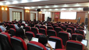 Chương trình đào tạo AI tại Đại Học Thủy Lợi cùng Chuyên gia Bùi Quang Hiếu hướng đến việc giúp người học tiếp cận trí tuệ nhân tạo theo hướng thực tiễn. Trọng tâm là tìm hiểu cách ứng dụng AI vào công việc, thay vì chỉ dừng lại ở việc khám phá các tính năng của công cụ.