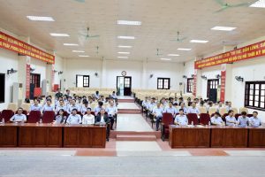 Chuyển đổi số đang mở ra nhiều cơ hội nâng cao hiệu quả quản lý và sản xuất. Trong xu hướng đó, đào tạo AI tại Nhà máy Z125 – Bộ Quốc phòng là hoạt động thiết thực, giúp đội ngũ cán bộ tiếp cận phương pháp ứng dụng trí tuệ nhân tạo vào công việc chuyên môn. Chương trình do Chuyên gia Bùi Quang Hiếu trực tiếp giảng dạy tại Công ty TNHH MTV Cơ khí 25 (Nhà máy Z125). Lớp học có hơn 130 cán bộ tham gia, đến từ nhiều bộ phận như cơ quan, kế hoạch, tài chính, kỹ thuật – công nghệ và các phân xưởng.