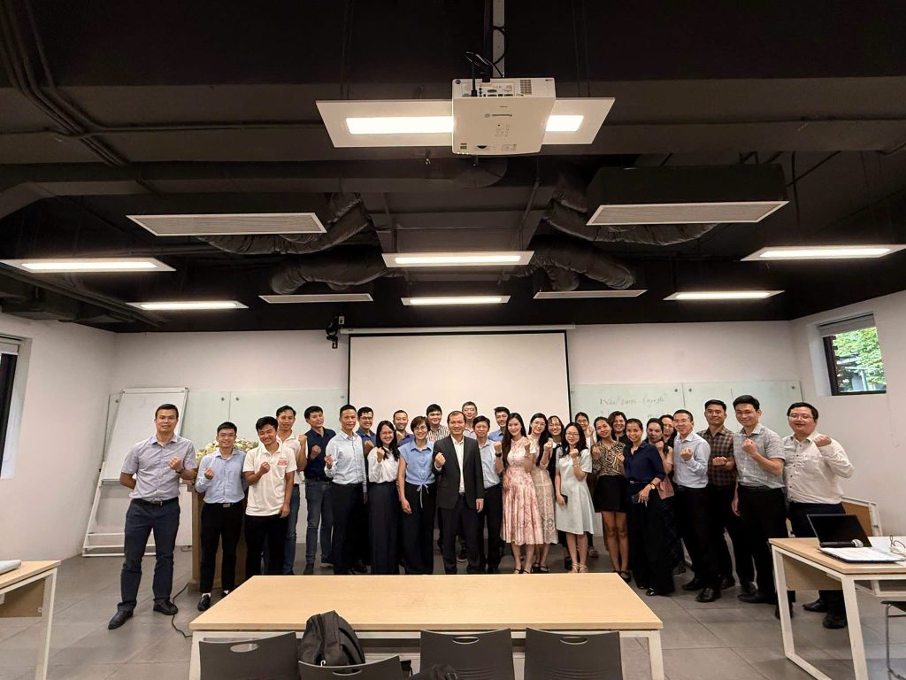 Sau chương trình đào tạo AI chuyên sâu dành cho đội ngũ kỹ thuật, hành trình đồng hành cùng Học Viện Viettel tiếp tục được nối dài với lần đào tạo thứ hai. Đây không chỉ là dịp cập nhật kiến thức công nghệ mới mà còn là cơ hội để đội ngũ nhân sự tiếp tục khám phá cách đưa AI vào từng công đoạn của công việc chuyên môn. Chương trình do Chuyên gia Bùi Quang Hiếu trực tiếp giảng dạy, hướng đến phương pháp học thực chiến. Nội dung đào tạo tập trung vào đặc thù công việc của từng vị trí, giúp học viên hiểu công cụ, nắm phương pháp và từng bước vận dụng AI vào quy trình làm việc.