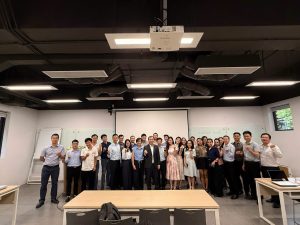 Sau chương trình đào tạo AI chuyên sâu dành cho đội ngũ kỹ thuật, hành trình đồng hành cùng Học Viện Viettel tiếp tục được nối dài với lần đào tạo thứ hai. Đây không chỉ là dịp cập nhật kiến thức công nghệ mới mà còn là cơ hội để đội ngũ nhân sự tiếp tục khám phá cách đưa AI vào từng công đoạn của công việc chuyên môn. Chương trình do Chuyên gia Bùi Quang Hiếu trực tiếp giảng dạy, hướng đến phương pháp học thực chiến. Nội dung đào tạo tập trung vào đặc thù công việc của từng vị trí, giúp học viên hiểu công cụ, nắm phương pháp và từng bước vận dụng AI vào quy trình làm việc.