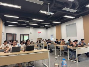 Sau chương trình đào tạo AI chuyên sâu dành cho đội ngũ kỹ thuật, hành trình đồng hành cùng Học Viện Viettel tiếp tục được nối dài với lần đào tạo thứ hai. Đây không chỉ là dịp cập nhật kiến thức công nghệ mới mà còn là cơ hội để đội ngũ nhân sự tiếp tục khám phá cách đưa AI vào từng công đoạn của công việc chuyên môn.Chương trình do Chuyên gia Bùi Quang Hiếu trực tiếp giảng dạy, hướng đến phương pháp học thực chiến. Nội dung đào tạo tập trung vào đặc thù công việc của từng vị trí, giúp học viên hiểu công cụ, nắm phương pháp và từng bước vận dụng AI vào quy trình làm việc.