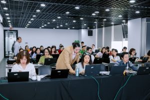 Với lĩnh vực năng lượng, một báo cáo kỹ thuật không chỉ cần nhanh mà còn phải chính xác. Một dữ liệu bất thường cần được phân tích cẩn thận. Một đề xuất vận hành phải dựa trên cơ sở chuyên môn đáng tin cậy. Đây cũng là những bài toán đặt ra khi đưa trí tuệ nhân tạo vào công việc tại các doanh nghiệp điện lực.Chương trình đào tạo AI tại PV Power cùng Chuyên gia Bùi Quang Hiếu hướng đến việc khai thác công nghệ theo hướng thực tiễn, giúp người học hiểu cách sử dụng AI để hỗ trợ xử lý thông tin, phân tích dữ liệu và nâng cao hiệu quả công việc.